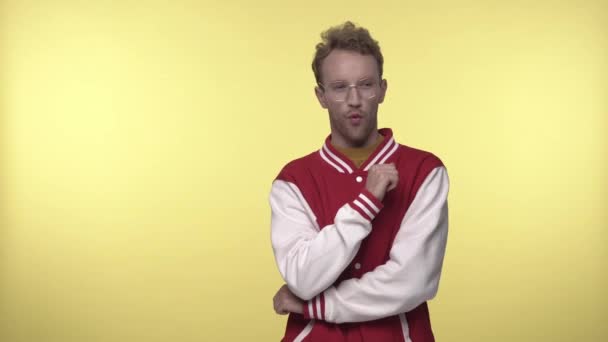 Flirtuje Mladý Muž Brýlích Odhlašuje Někoho Žlutém Pozadí — Stock video