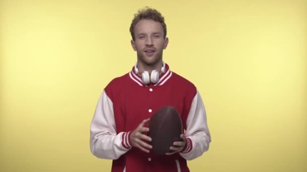 Młody Człowiek Kurtce Bombowej Trzyma Piłkę Rugby Żółto — Wideo stockowe