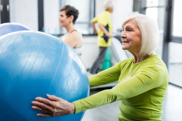 Grey Haired Idrottskvinna Träning Med Fitness Boll Sportcenter — Stockfoto