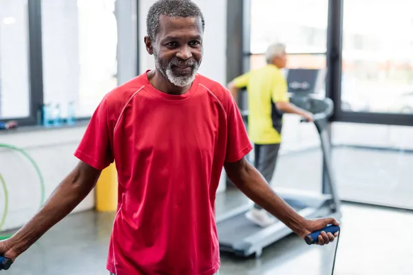 Entraînement Sportif Afro Américain Avec Corde Sauter Dans Centre Sportif — Photo