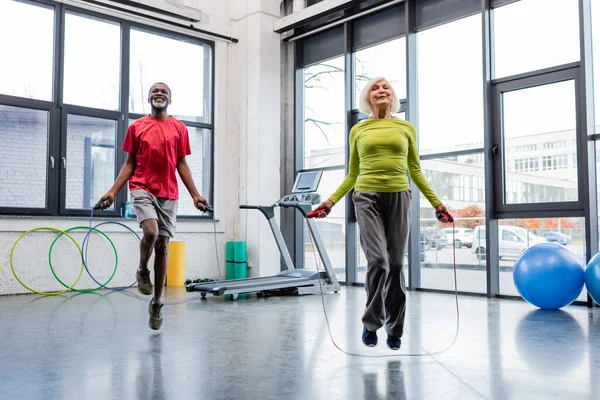 Sorridente Interrazziale Persone Formazione Con Corde Salto Palestra — Foto Stock