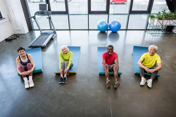 High Angle View Multiethnic Senior People Sitting Fitness Mats Gym — Stock Photo, Image