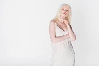Genç sarışın ve albino kadın beyaz üzerinde yalnız poz veriyor. 