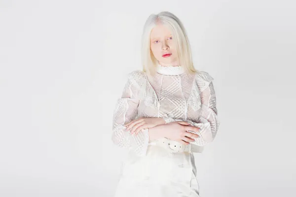 Mujer Albina Joven Blusa Elegante Mirando Cámara Aislada Blanco —  Fotos de Stock