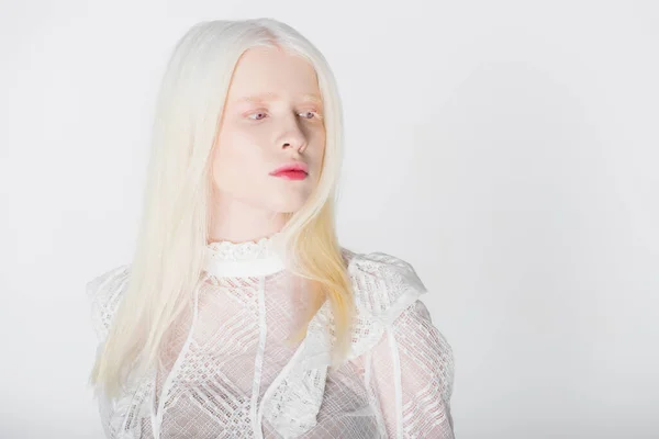 Femme Albinos Chemisier Regardant Loin Isolé Sur Blanc — Photo