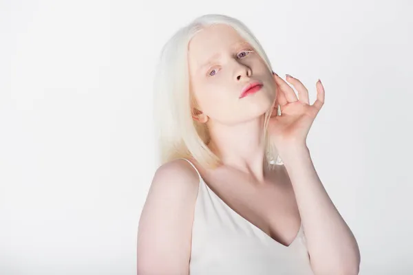 Pretty Model Albinos Sukience Patrząc Aparat Odizolowany Białym — Zdjęcie stockowe