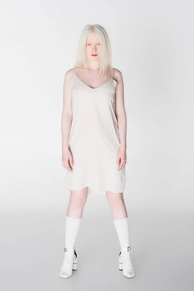 Volledige Lengte Van Albino Model Hakken Sandalen Jurk Witte Achtergrond — Stockfoto