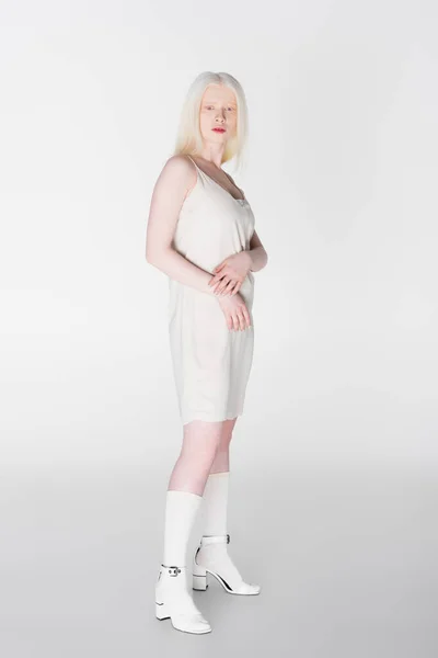 Volledige Lengte Van Trendy Albino Model Jurk Hellen Witte Achtergrond — Stockfoto