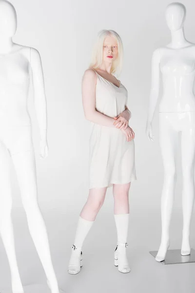 Mujer Albina Joven Posando Cerca Maniquíes Sobre Fondo Blanco —  Fotos de Stock