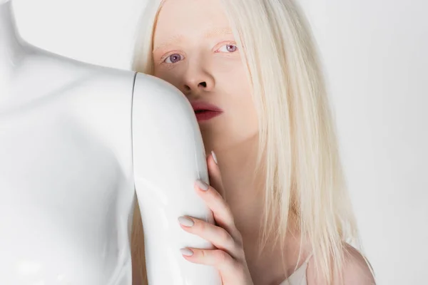 Ładna Blondynka Model Dotykając Manekina Patrząc Aparat Odizolowany Białym — Zdjęcie stockowe