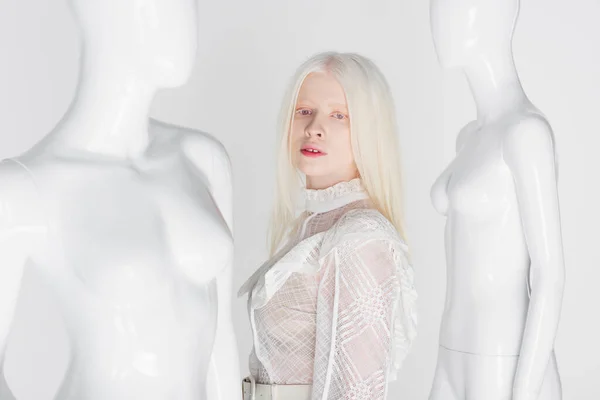 Blond Albino Vrouw Blouse Poseren Buurt Mannequins Geïsoleerd Wit — Stockfoto