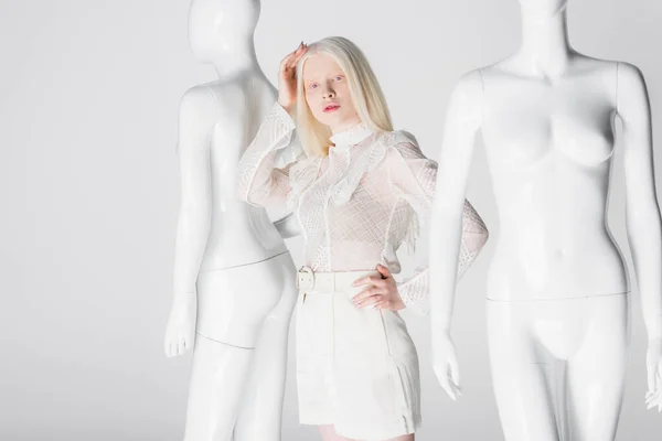 Stijlvolle Albino Vrouw Poseren Buurt Mannequins Geïsoleerd Wit — Stockfoto