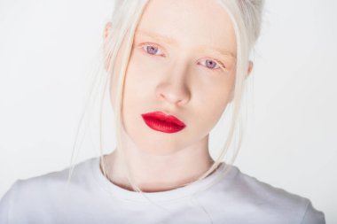 Beyaz tişörtlü kırmızı dudaklı albino kadının portresi beyaza izole edilmiş kameraya bakıyor
