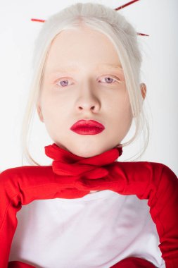 Albino kadın portresi. Kırmızı dudaklı. Eldiven takan.