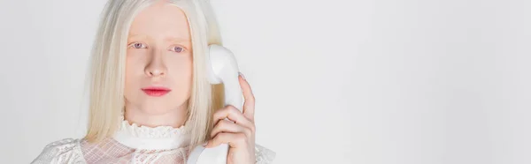 漂亮的白化病妇女在电话里用白色的横幅隔离着 — 图库照片