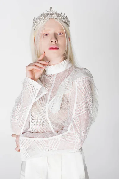 Blond Albino Vrouw Blouse Kroon Geïsoleerd Wit — Stockfoto