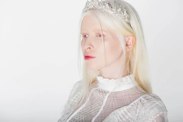 Mooie Albino Vrouw Kroon Met Parels Edelstenen Geïsoleerd Wit — Stockfoto