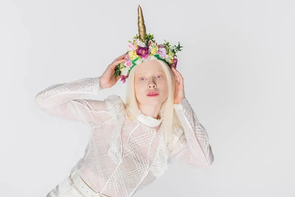 Junge Albino Frau Kranz Mit Blumen Blickt Isoliert Auf Weiße — Stockfoto