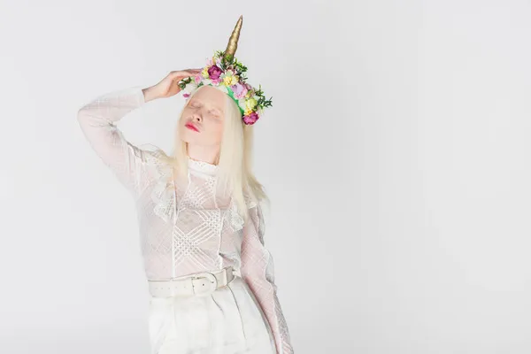 Albino Und Blonde Frau Bluse Und Kranz Mit Blumen Auf — Stockfoto
