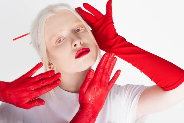 Modèle Albino Posant Près Des Mains Féminines Dans Peinture Rouge — Photo