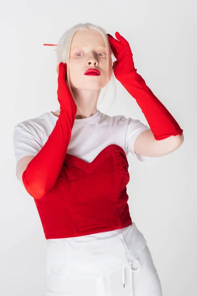 Módní Albín Model Červených Rukavicích Stojící Izolovaně Bílém — Stock fotografie