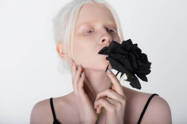 Güzel albino model, siyah dudaklı beyaz gül.