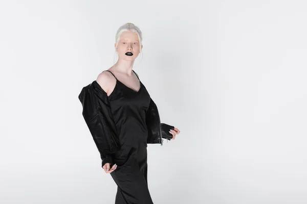 Stylowa Albinoska Kobieta Sukience Zdejmująca Skórzaną Kurtkę Odizolowana Biało — Zdjęcie stockowe