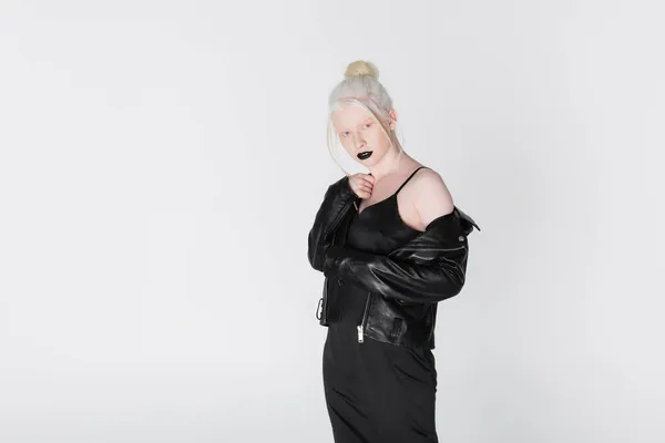 Jolie Blonde Modèle Albinos Veste Cuir Regardant Caméra Isolée Sur — Photo