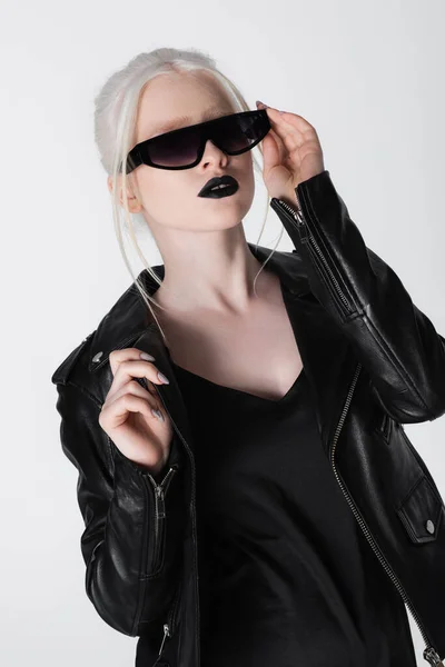 Modieus Albino Model Leren Jas Zonnebril Geïsoleerd Wit — Stockfoto