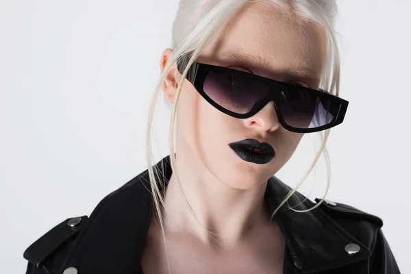 Modieuze Albino Vrouw Zonnebril Leren Jas Geïsoleerd Wit — Stockfoto