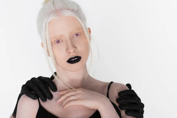 Mains Masculines Peinture Noire Étreignant Femme Albinos Isolé Sur Blanc — Photo