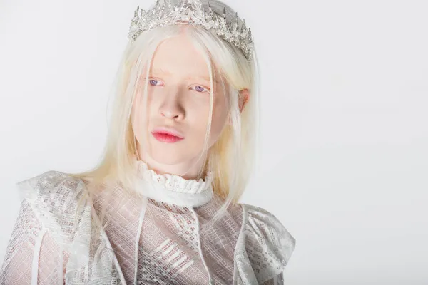 Modelo Albino Blusa Corona Mirando Hacia Otro Lado Aislado Blanco —  Fotos de Stock