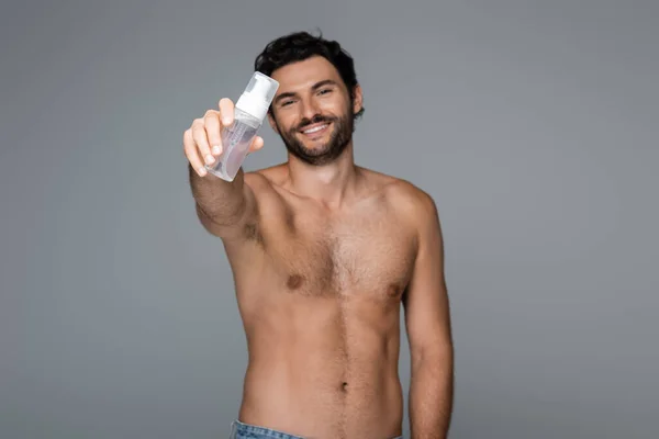 Hombre Feliz Sin Camisa Sosteniendo Limpiador Espuma Aislado Gris —  Fotos de Stock