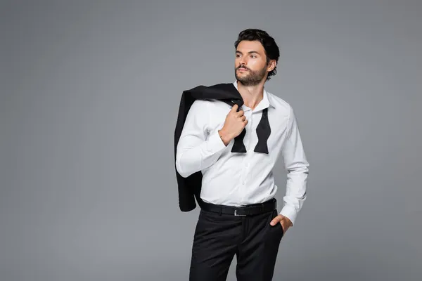 Homem Barbudo Camisa Branca Segurando Blazer Com Mão Bolso Isolado — Fotografia de Stock