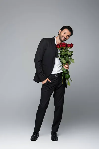 Full Length Cheerful Man Suit Holding Red Roses While Standing — Stock Photo, Image