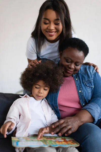 Afro Amerikai Kisbaba Lány Nézi Képeskönyvet Nagyi Boldog Anya Közelében — Stock Fotó