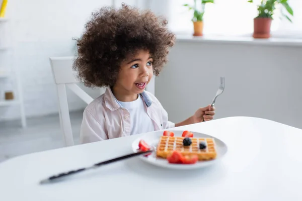 Niño Afroamericano Sosteniendo Tenedor Cerca Sabroso Waffle Con Bayas Frescas — Foto de Stock