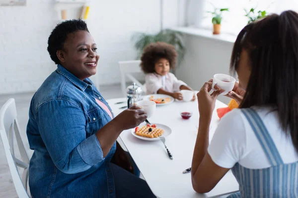 Mulher Americana Africana Feliz Tomando Café Manhã Com Filha Neta — Fotografia de Stock