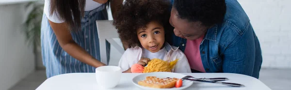 African American Femei Îmbrățișare Copil Așezat Jucărie Moale Aproape Farfurie — Fotografie, imagine de stoc