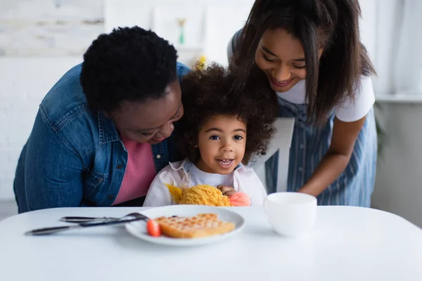 Glad Afrikansk Amerikansk Flicka Sitter Vid Bordet Med Suddig Frukost — Stockfoto