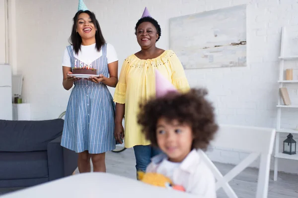 Heureuses Femmes Afro Américaines Avec Gâteau Anniversaire Près Enfant Flou — Photo