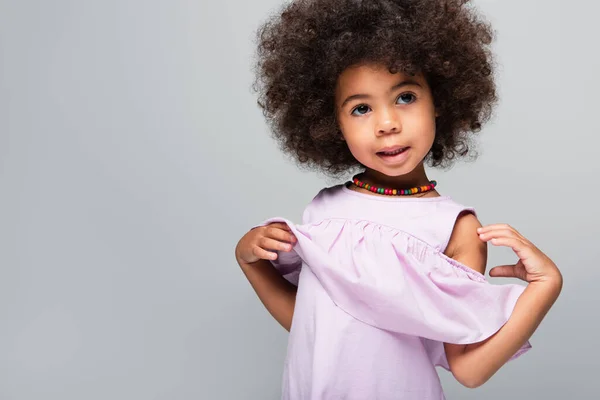 卷曲的非洲裔美国女孩 身穿紫色衬衫 头戴五颜六色的珠子 与灰色格格不入 — 图库照片