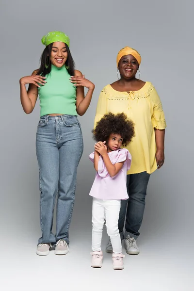 Vista Comprimento Total Mulheres Americanas Africanas Menina Roupas Moda Cinza — Fotografia de Stock
