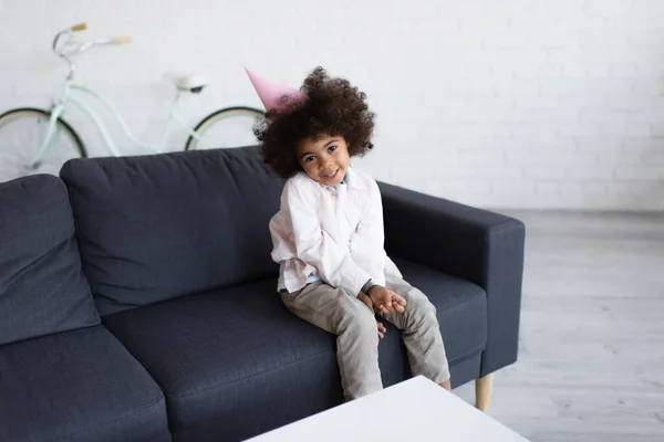 Souriant Afro Américaine Fille Chapeau Fête Assis Sur Canapé Près — Photo
