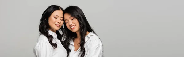 Šťastný Asijské Matka Dcera Bílých Košilích Usmívat Izolované Šedé Prapor — Stock fotografie