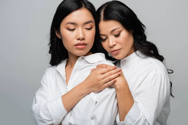 Morena Asiática Madre Joven Adulto Hija Abrazándose Unos Otros Tomándose — Foto de Stock