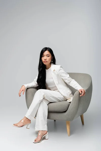 Volle Länge Der Jungen Asiatischen Frau Sitzt Sessel Auf Grau — Stockfoto