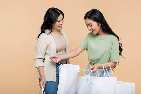 Glückliche Asiatische Frau Schaut Auf Einkaufstasche Nahe Mutter Isoliert Auf — Stockfoto