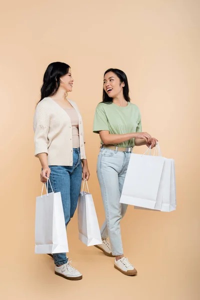 Longitud Completa Madre Asiática Joven Hija Adulta Sonriendo Mientras Sostiene — Foto de Stock