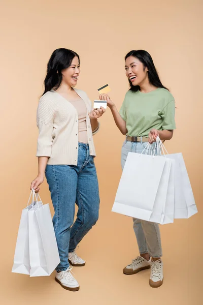 Full Length Happy Asian Mother Daughter Shopping Bags Credit Cards — Stock Photo, Image